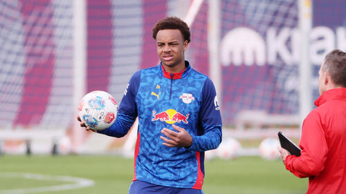 Assan Ouedraogo im Trikot von RB Leipzig am Ball auf dem Spielfeld