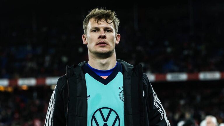 Alexander Nübel im Torwarttrikot des VfB Stuttgart mit nachdenklichem Blick auf dem Spielfeld