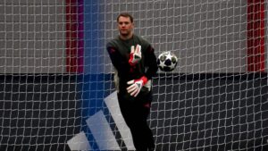 Manuel Neuer im Trikot des FC Bayern München blickt nachdenklich auf das Spielfeld