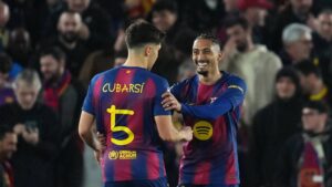 Pau Cubarsi vom FC Barcelona am Ball im Zweikampf während eines Spiels
