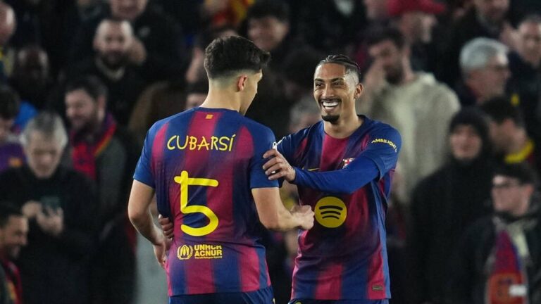 Pau Cubarsi vom FC Barcelona am Ball im Zweikampf während eines Spiels