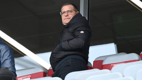 Max Eberl blickt nachdenklich auf der Tribüne des FC Bayern München