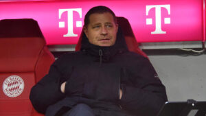 Max Eberl steht nachdenklich am Spielfeldrand beim FC Bayern München