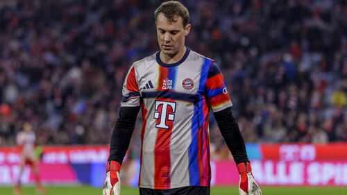 Manuel Neuer im Trikot des FC Bayern München gestikuliert auf dem Spielfeld