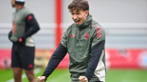 Tom Bischof im Trikot des FC Bayern München am Ball während eines Champions-League-Spiels