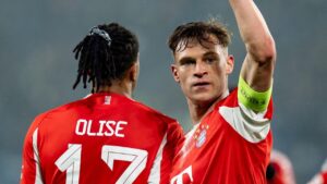Joshua Kimmich vom FC Bayern München diskutiert auf dem Spielfeld mit dem Schiedsrichter