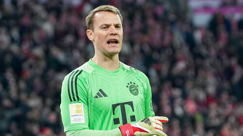 Manuel Neuer vom FC Bayern München steht konzentriert im Tor während eines Bundesliga-Spiels