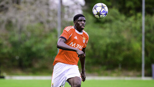 Daniel Banjaqui im Trikot von Benfica Lissabon bei einer Ballannahme auf dem Fußballplatz