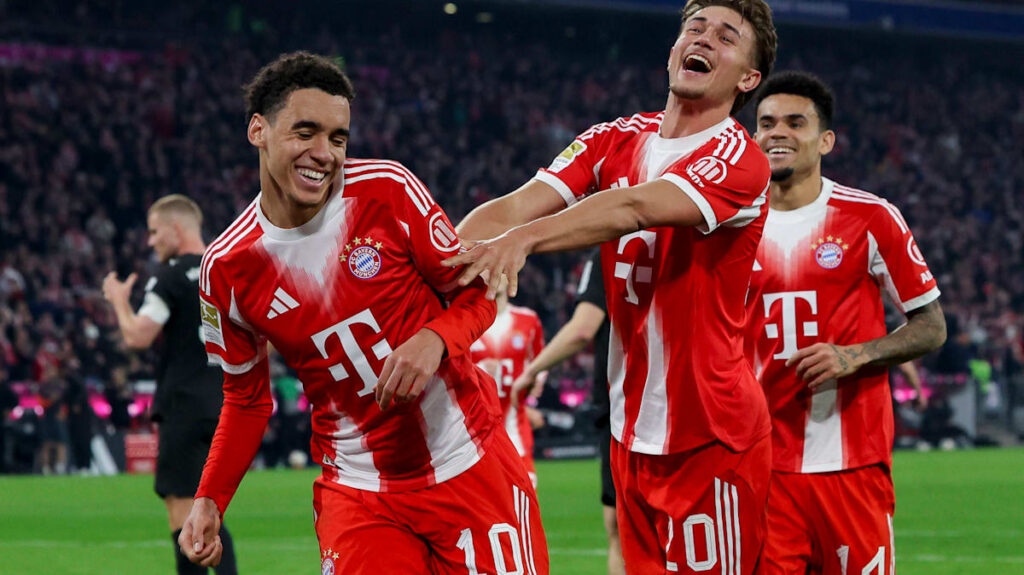 FC Bayern Spieler Jamal Musiala fokussiert am Ball während des Bundesliga-Spiels gegen Borussia Mönchengladbach