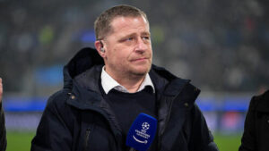 Max Eberl im Anzug blickt nachdenklich auf der Tribüne des FC Bayern München