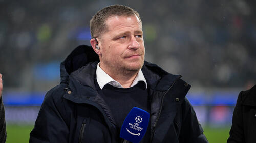 Max Eberl im Anzug blickt nachdenklich auf der Tribüne des FC Bayern München