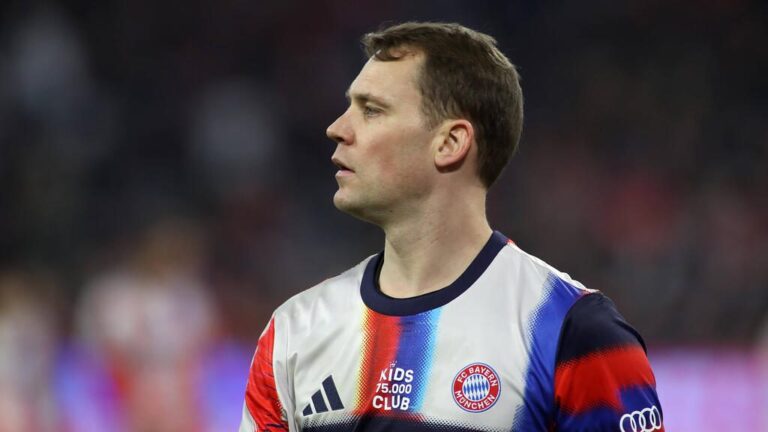 Manuel Neuer im Trikot des FC Bayern München gibt Anweisungen auf dem Spielfeld