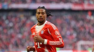 Michael Olise im Trikot des FC Bayern München am Ball