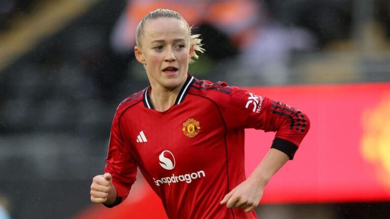 Lea Schüller im Trikot von Manchester United gegen Spielerinnen des FC Bayern München im Old Trafford.
