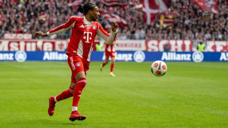 Uli Hoeneß blickt ernst und spricht gestikulierend in ein Mikrofon.