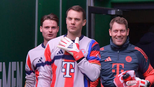 Manuel Neuer und Sportdirektor Christoph Freund beim Training des FC Bayern München