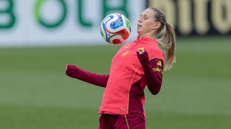 Klara Bühl im Trikot des FC Bayern München am Ball