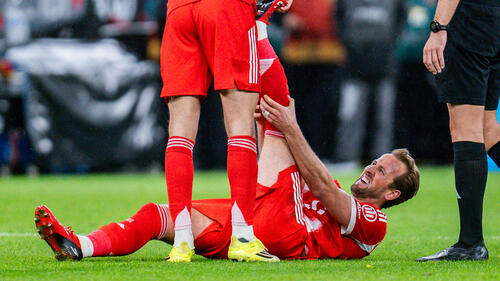 Vincent Kompany im Gespräch mit Harry Kane auf dem Trainingsplatz des FC Bayern München