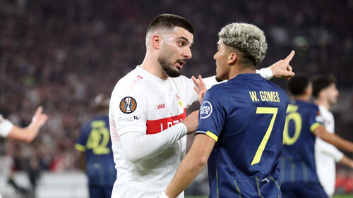 Spieler von Bayer Leverkusen und dem FC Bayern München in Aktion unter Flutlicht während eines Europapokal-Spiels