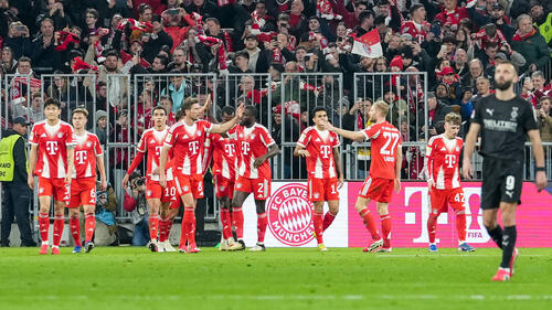 FC Bayern Spieler jubeln gemeinsam nach einem Tor gegen Borussia Mönchengladbach
