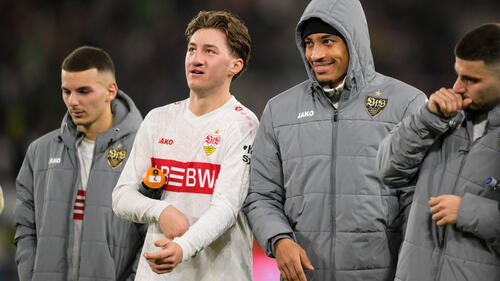 Angelo Stiller vom VfB Stuttgart am Ball, fokussiert während eines Bundesliga-Spiels