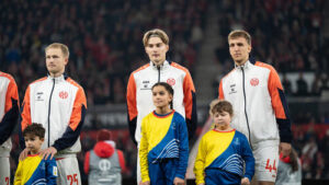 Kacper Potulski im Trikot des FSV Mainz 05 während einer Spielszene in der Bundesliga