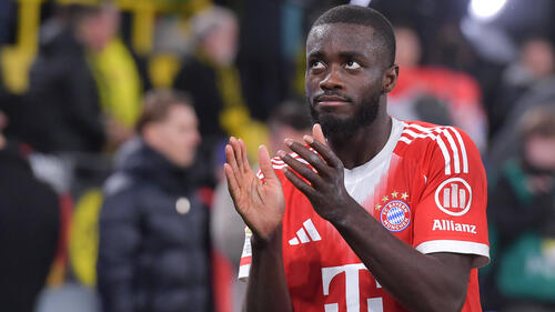 Dayot Upamecano im Trikot des FC Bayern München gestikuliert auf dem Spielfeld
