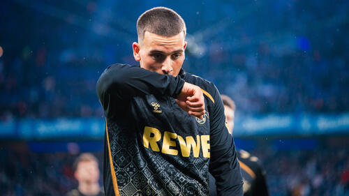 Said El Mala im Trikot des 1. FC Köln blickt konzentriert auf das Spielfeld