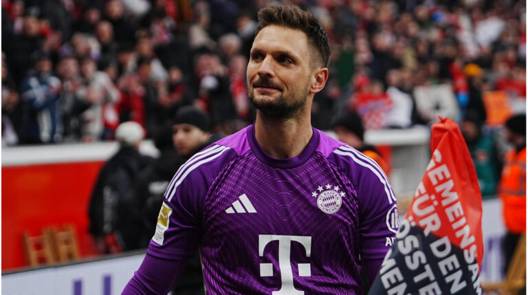 Sven Ulreich vom FC Bayern München fasst sich nach seiner Verletzung im Bundesliga-Spiel enttäuscht an den Oberschenkel.
