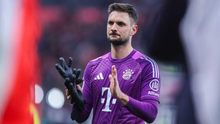 Sven Ulreich im Torwarttrikot des FC Bayern München mit schmerzverzerrtem Gesicht