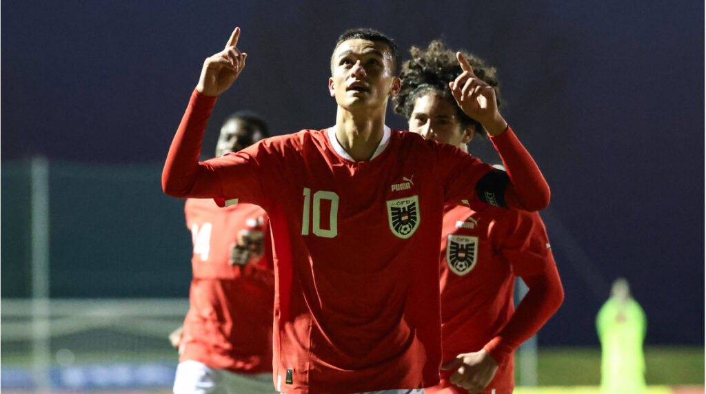Matteo Maric im Trikot von Red Bull Salzburg am Ball