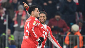 Michael Olise und Luis Diaz klatschen sich im Training des FC Bayern München ab