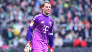 Manuel Neuer im Torwart-Trikot des FC Bayern München blickt nachdenklich auf das Spielfeld