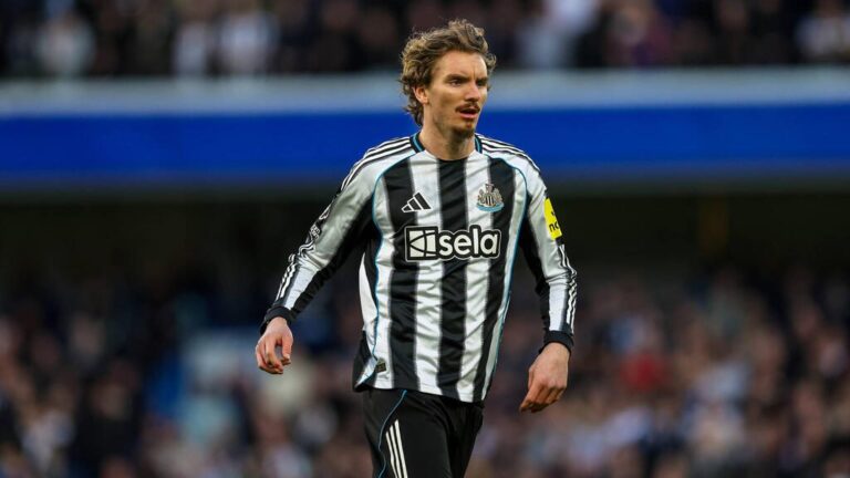 Nick Woltemade im Trikot von Newcastle United blickt nachdenklich auf das Spielfeld der Premier League