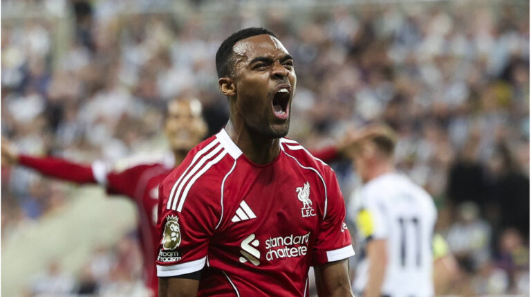 Ryan Gravenberch im Trikot des FC Liverpool während eines Spiels in der Premier League