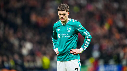 Florian Wirtz im Trikot des FC Liverpool schaut nachdenklich auf das Spielfeld
