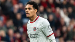 Jarell Quansah im Trikot von Bayer 04 Leverkusen während eines Bundesliga-Spiels