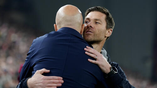 Der nachdenkliche Trainer Arne Slot vom FC Liverpool an der Seitenlinie