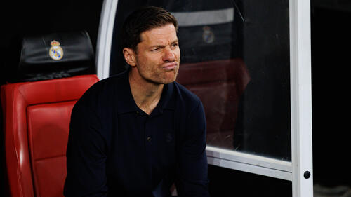 Xabi Alonso gestikuliert an der Seitenlinie während eines Fußballspiels