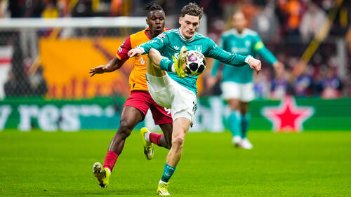 Florian Wirtz im Trikot des FC Liverpool schlägt frustriert die Hände über dem Kopf zusammen