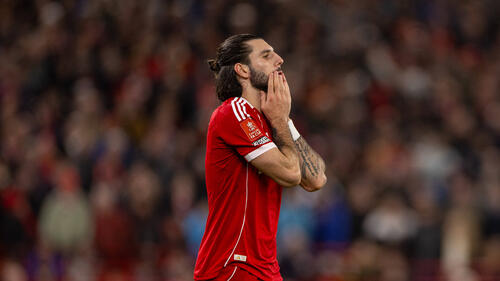 Ein sichtlich frustrierter Dominik Szoboszlai im Trikot des FC Liverpool auf dem Spielfeld