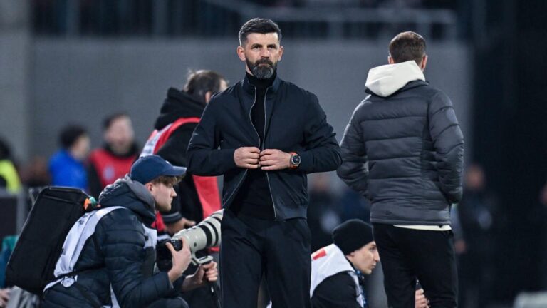 Cheftrainer Miron Muslic vom FC Schalke 04 steht nachdenklich am Spielfeldrand