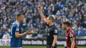 Schiedsrichter zeigt Edin Dzeko vom FC Schalke 04 die Rote Karte im Spiel gegen Hannover 96