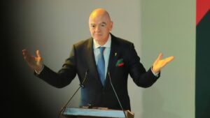 FIFA-Präsident Gianni Infantino spricht ernst bei einer offiziellen Pressekonferenz.