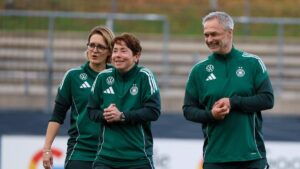 Symbolbild einer Trainerin am Spielfeldrand bei einem internationalen Frauenfußball-Turnier