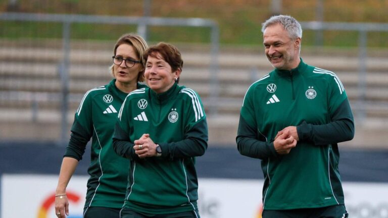 Symbolbild einer Trainerin am Spielfeldrand bei einem internationalen Frauenfußball-Turnier