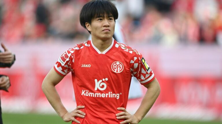 Sota Kawasaki im Trikot des FSV Mainz 05 während eines Pflichtspiels auf dem Rasen