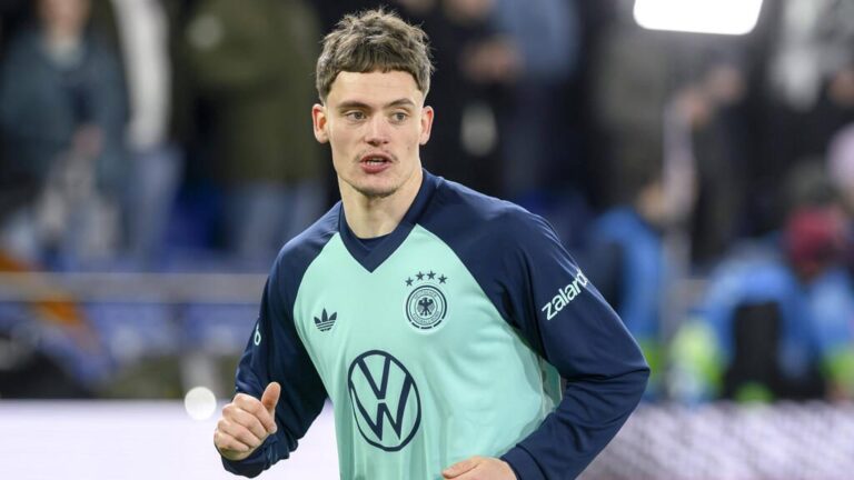 Florian Wirtz im Trikot der deutschen Nationalmannschaft blickt während eines Länderspiels konzentriert auf das Spielfeld