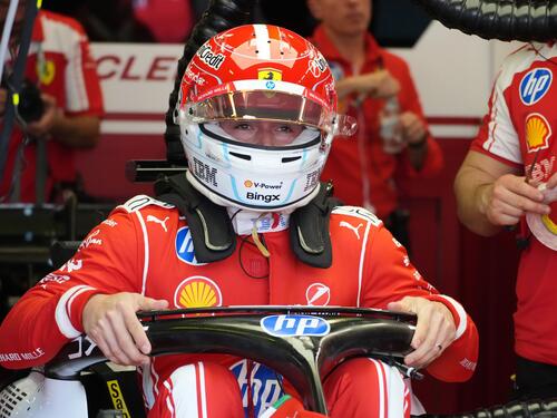 Ferrari-Pilot Charles Leclerc steuert seinen Rennwagen beim Training zum Großen Preis von Australien über die Rennstrecke in Melbourne.