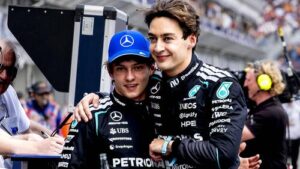 George Russell im Mercedes Formel-1-Boliden auf der Rennstrecke in Australien